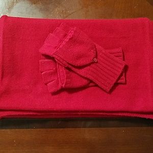 Set of cashmere scarf and fingerless gloves